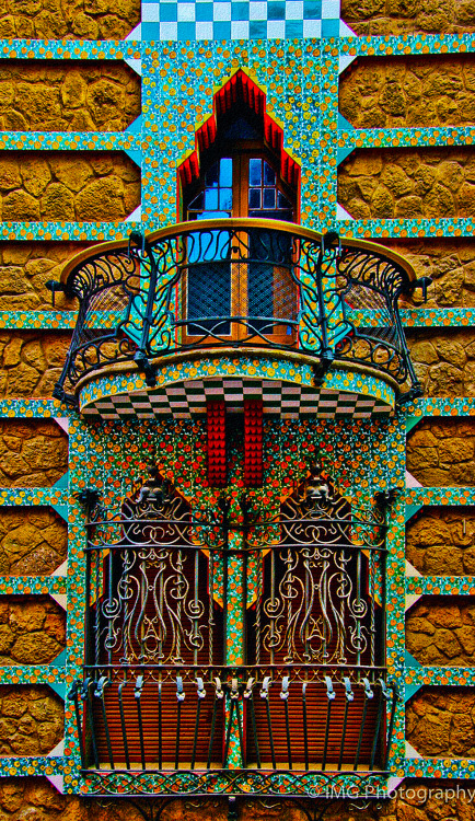 ulfgbohlin:Parte da fachada de Casa Vicens construido para Manuel Vicens entre 1883 - 1889 em Barcelona.