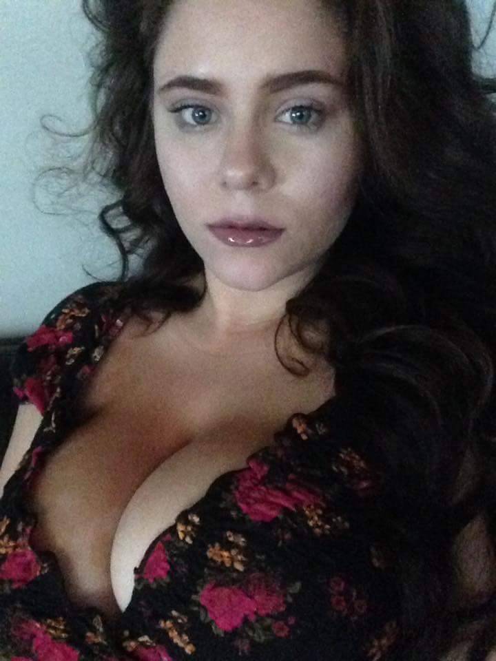 bustyslutkrystal:  See my boo veins in the first one hehe ;)