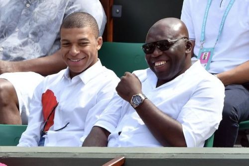 Kylian Mbappé with his father in Roland Garros yesterday  ©️ Abaca