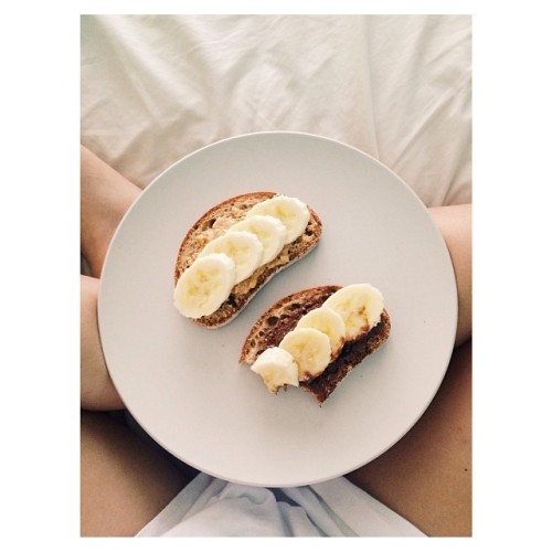 Sometimes a girls gotta have some bad carbs! Chilling in bed studying for bio with all natural cacao pb+banana on pane di casa #vegan#yum#instafood#pb