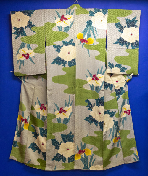 Perfect antique kimono for the month of May and the boy festival, thanks to its ayame (Iris) and fuy