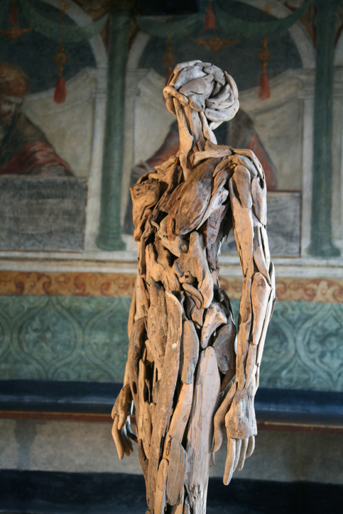 fujiwara57:                Nagato Iwasaki 岩﨑 (1983 - 2015) est un sculpteur japonais   passionné par la forme humaine. Il réalise des personnages fantomatiques en bois flotté. 