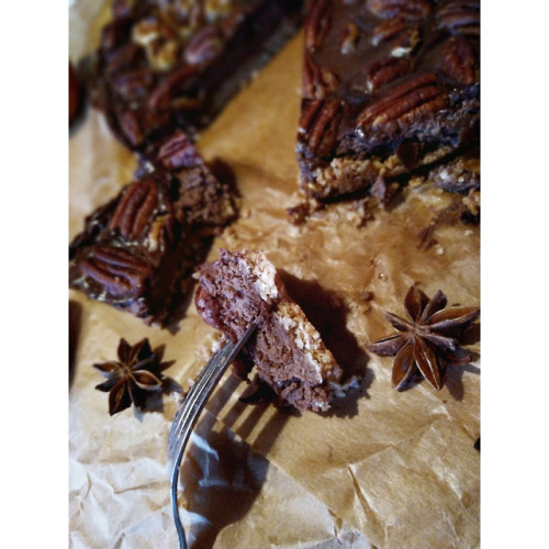 Weekend Cake in “NightOwlMode” again. . …oven baked run out of Pecan/Dark chocola