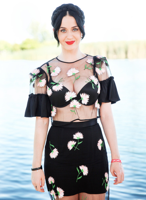 hello-katy: Katy on Coachella Festival - Day 2 (04/11/2015)  