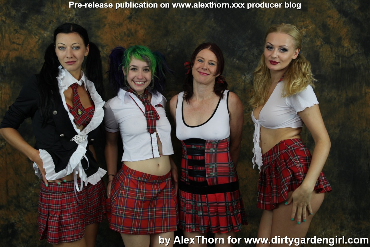 naturistus:  The prolapse dream team: Hotkinkyjo, Proxy Paige, Dirtgardengirl and