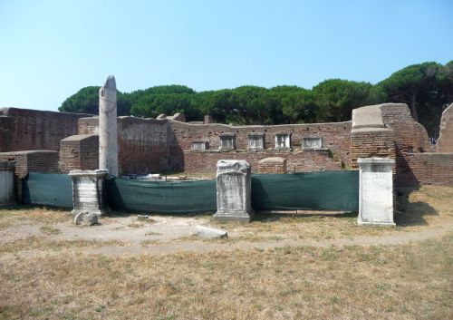 Ostia Antica - Barracks of Fire BrigadeRuins are mainly from Hadrian era.1. Courtyard - Augusteum in