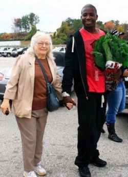 incxndiary:  look at this picture of Gucci Mane helping a little old lady  Burr