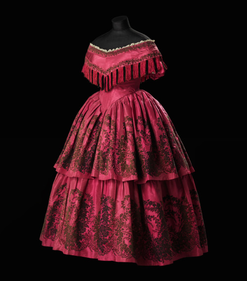 fripperiesandfobs:Evening dress ca. 1859-60From the exhibition “A Century of Style: Costume and Colo