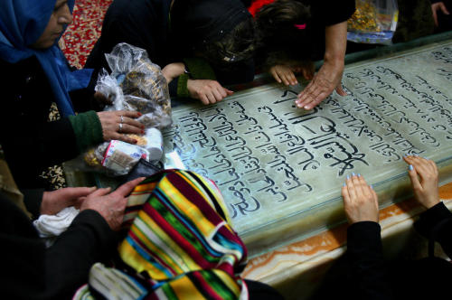 Members of Iran’s Jewish community praying at the Tomb of Daniel in Shush (ancient Shusan), Iran. Ph