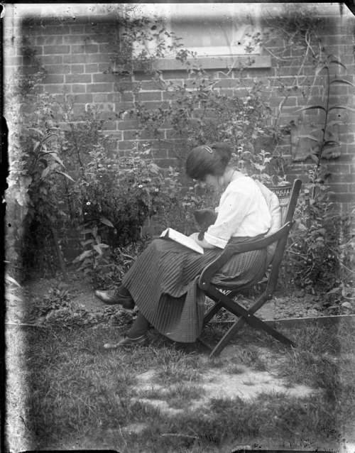 foundinanattic:Woman reading to her cat