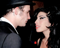 amyjdewinehouse:Amy Winehouse and Blake Fielder-Civil at the MTV Movie Awards Backstage, 2007