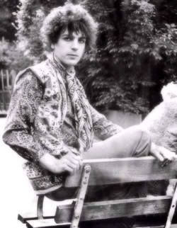 abagofcrisps:  Syd Barrett, sitting on a