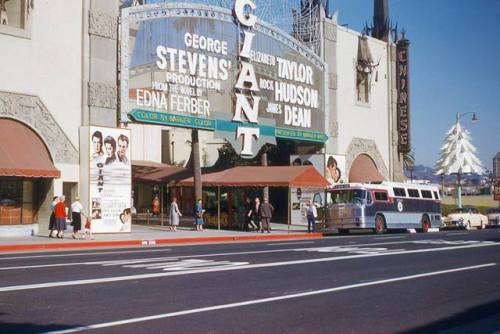 fusiondesignvintage: Salle de cinéma en 1957. Y a-t-il bien une sorte de lampadaire en forme de sapi