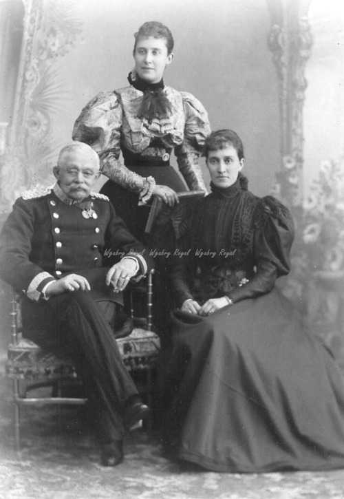 Il Granduca Adolfo di Lussemburgo, primo della dinastia Nassau, con la figlia Hilda e la nuora Maria Anna di Braganza (s