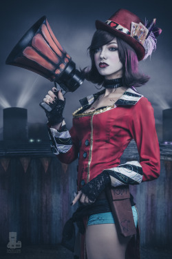 hotcosplaychicks:  Mad Moxxi by truefd  Check