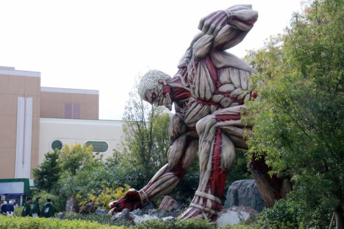 A look inside the SNK THE REAL exhibition at Universal Studios Japan, including the Armored Titan statue, food stand, and souvenir stand!Exhibition Dates: January 13th to June 25th, 2017More on past and current SNK THE REAL || Shingeki no Kyojin News