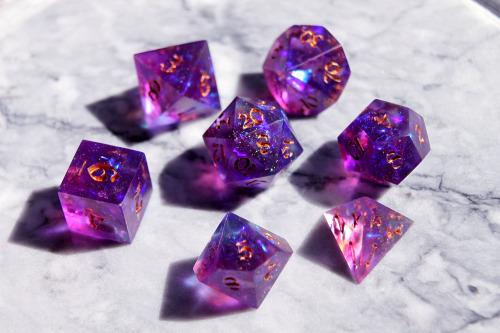 paralunadice:Mantle of MajestyHandmade dice for D&D. I just love this shade of purple!