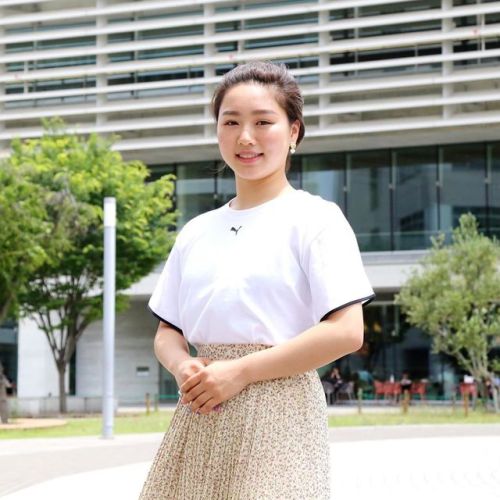 Wakaba appeared on the Meiji University Instagram account.She was asked about her university life an