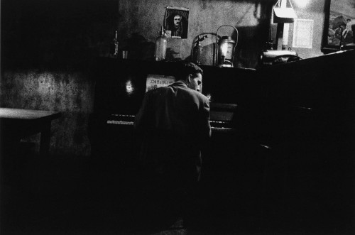 flashofgod:Allen Frame, Pianist, Cafe, St. Petersburg, Russia, 2002.