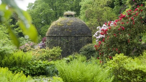 Medieval garden characteristics:Gardens enclosed with wattle fences or quickthorn hedgesTrellis walk