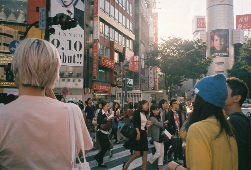 thepaperbeast-enjoys:Primaries in Japan (i)Shibuya & Shinjuku 35mm film, 2014.