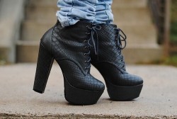 sexyshoesblog:  Sexy shoes by sexyshoesblog,