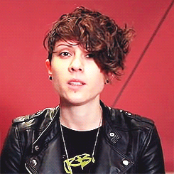 aheartisaheavyburdentobear:  I love her hair. 