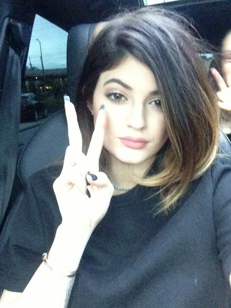 jenner-news:  Kylie: &ldquo;Imma bring the peace sign back&rdquo; 