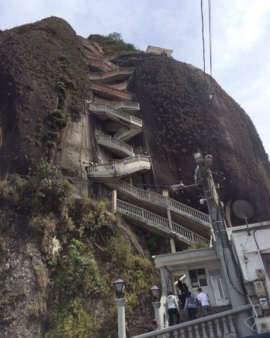 #guatape #pueblo #Colombia #elpenol #elpeñol #bigassrock