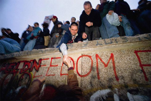 untrustyou:November 9, 1989 The fall of the Berlin Wall