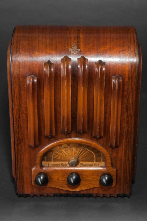 Emerson Model AU-213 Mini Tombstone Radio (USA, 1938)The cabinet was created for Emerson by the E. I