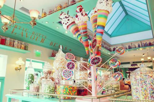 “ Honeydukes in Hogsmeade at The Wizarding World of Harry Potter
”