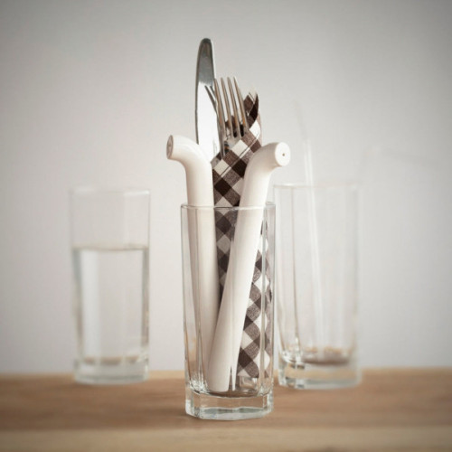 Soo Cute! Straw-shaped salt and pepper shakers by DesignK. They resemble those bendy drinking s