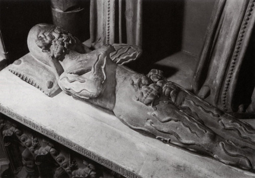 invisiblenaufrage:Tombeau de François de Sarra, c.1400. Chapelle de La Sarraz, Suisse.
