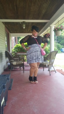 bigbeautifulblackgirls:  My skirt is from Tj Max top from Dots crossbody bag from Michael Kores   Wunderschön siehst du aus