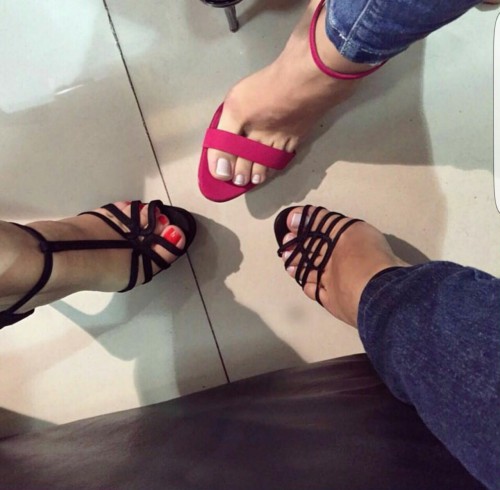 crazysexytoes: That is heaven. All three are gorgeous. Three times the sexiness. 