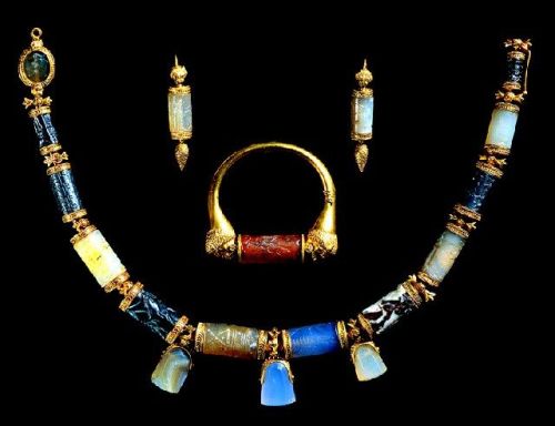 Lady Layard’s jewelry. From Nimrud, Mesopotamia Assyrian culture         &