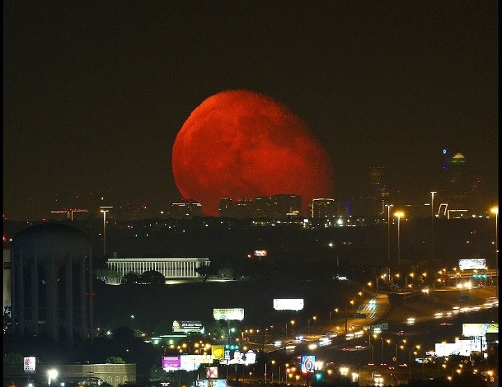 please-stop-hating:  conflictingheart:  This ‘supermoon’ total eclipse happened