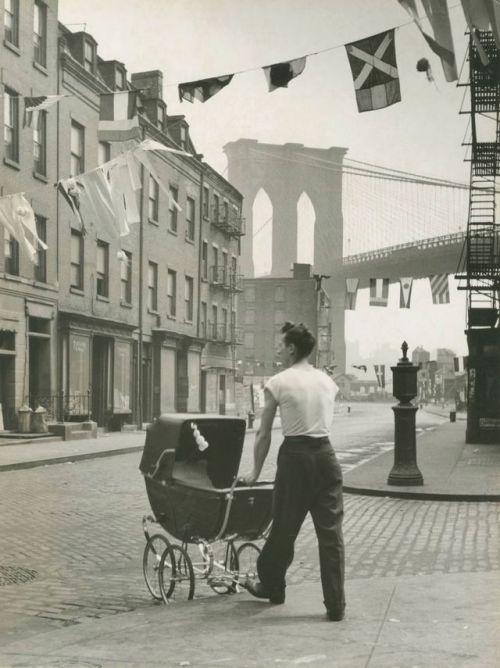 oldnewyorklandia:Fritz Henle.  Father at the Brooklyn Bridge, 1947.