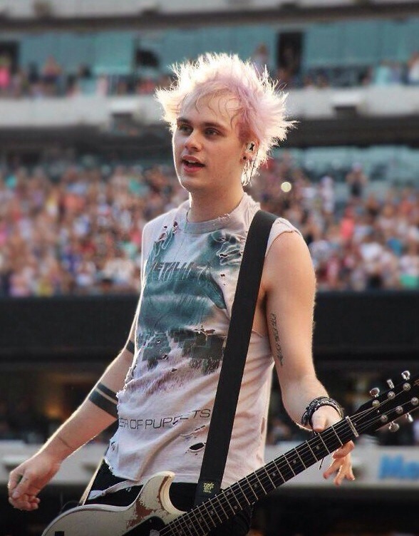 ashtongirlforever:  Michael Clifford is a beautiful human being 