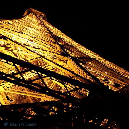 Perspectiva de la Torre #Eiffel #París #Francia #Paris #France #Tourism #Photo #Construction #Beautiful #SinFiltro