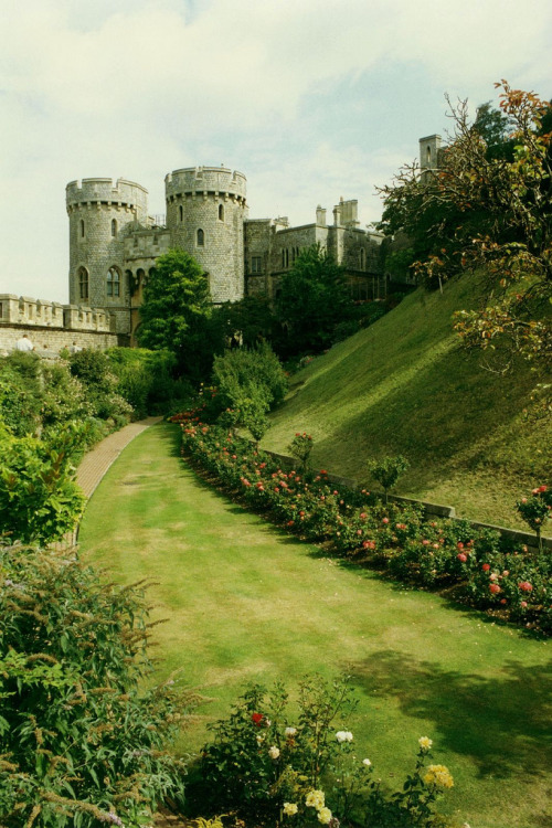 wolf-teeth:  Windsor Castle - Moat and Norman Gate (by WVJazzman)