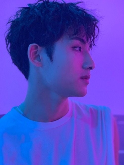 nctinfo:  威神V_董思成_WINWIN: White T guy (1, 2, 3, 4, 5, 6) Translation: Seol @ FY! NCT (NCTINFO) | Sou