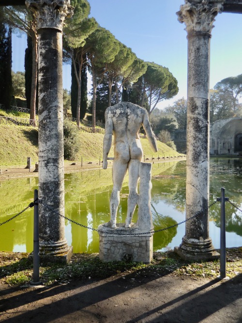 Rovine con una statua e uno stagno, Canopus, Villa Adriana, Tivoli, Lazio, 2019.