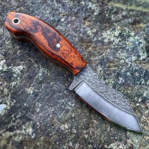 Little Brave in hammered 440c stainless with a very fine cut of desert ironwood burl.. . . #knifewor