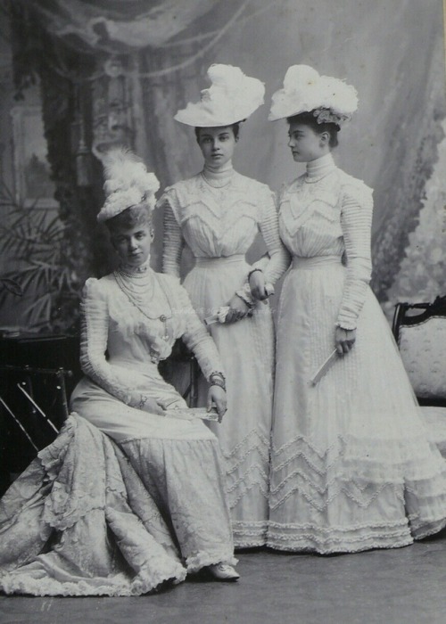  Princess Thyra, Duchess of Cumberland ( sitting) with daughters, Olga ( middle) and Alexandra. Earl