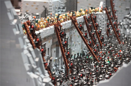 brain-food:  The Battle of Helm’s Deep already has its own official LEGO version, but the licensed set has nothing on this mind blowing set built by Lord of the Rings fans Rich-K and Big J. As where the official LEGO version features 1,368 pieces,