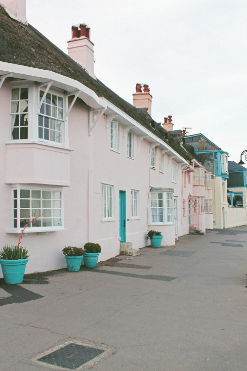 : lyme regis, dorset // this house looks like it came straight out of a wes anderson movie and i wan