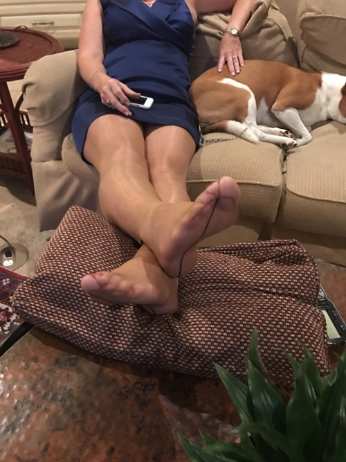 blakeluvslegs:Kiss these sexy feet?