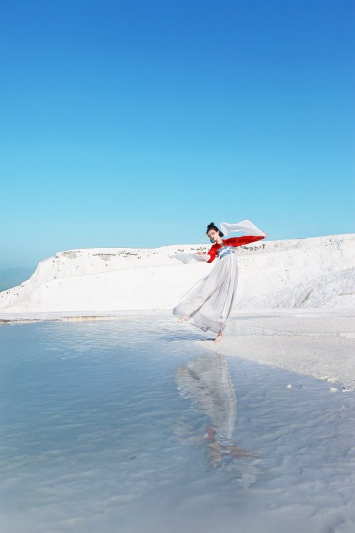 ziseviolet: Hanfu (han chinese clothing) photoset via 弥秋君. Location: Pamukkale, Turkey. Photography: